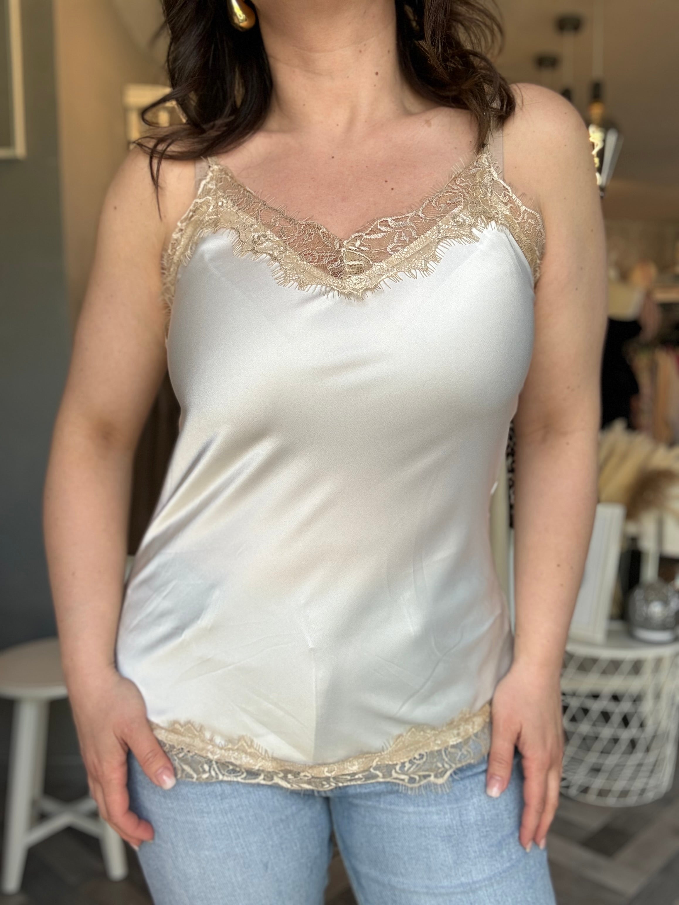 Top in satin con pizzo oro