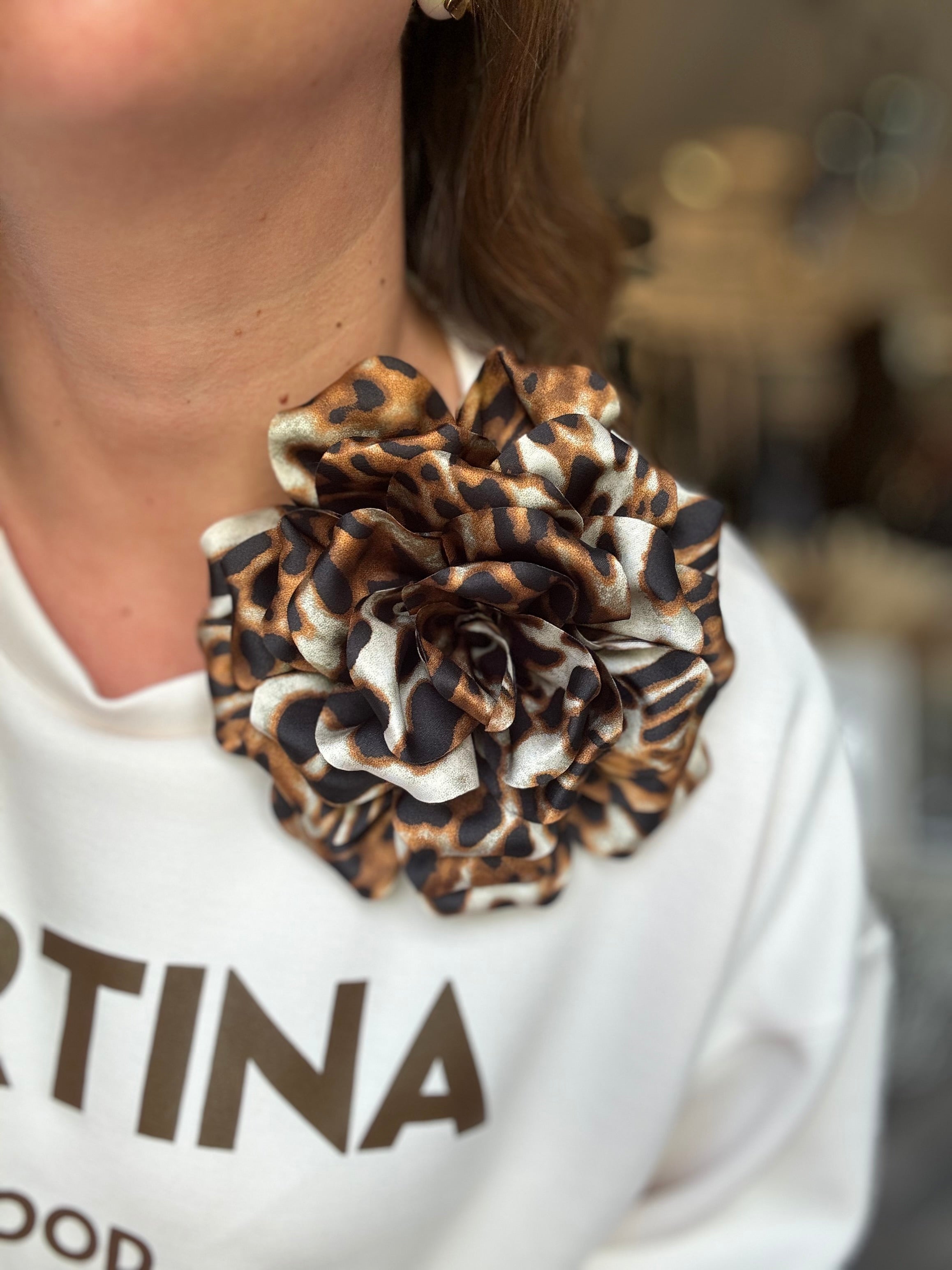 Spilla fiore in satin leopardato