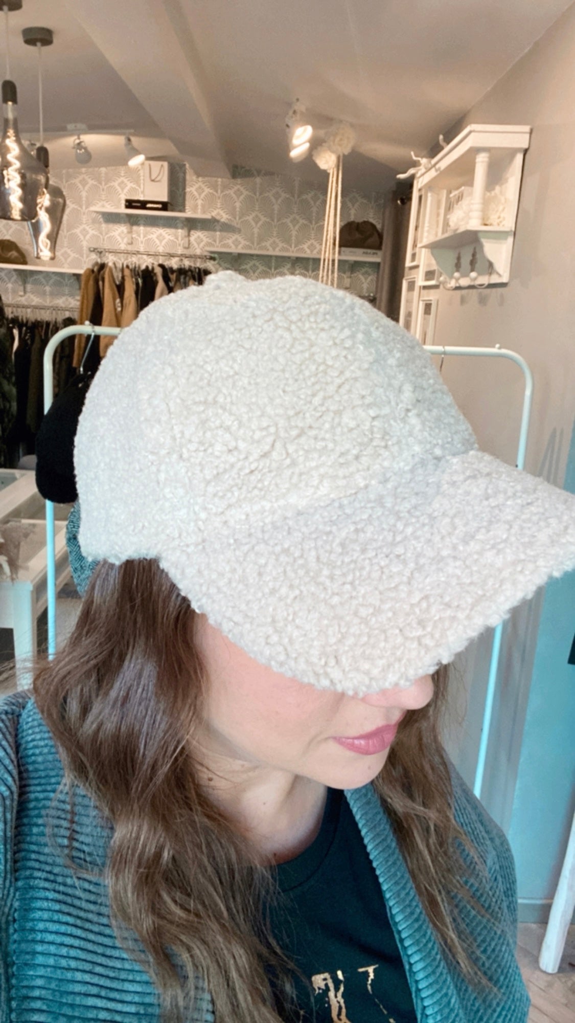 Cappello con visiera teddy